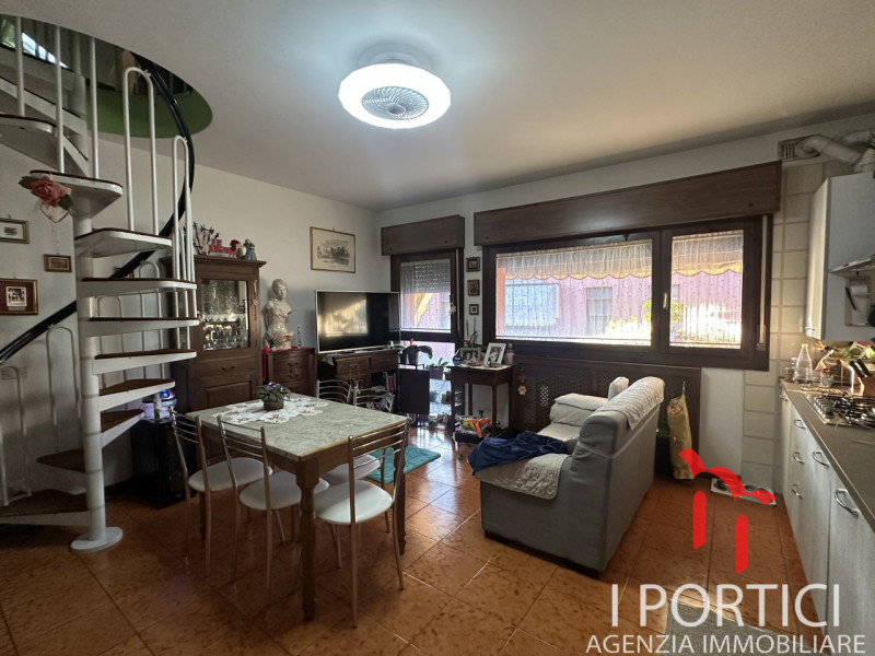 PAESE – Mini appartamento con ampia mansarda e garage. 

In zona centrale e comoda ai servizi, pr...