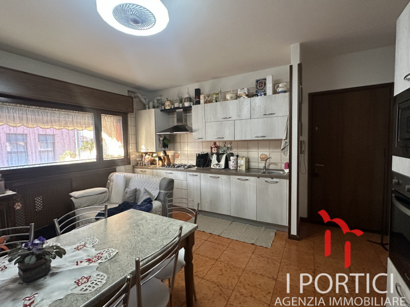 PAESE – Mini appartamento con ampia mansarda e garage. 

In zona centrale e comoda ai servizi, pr...