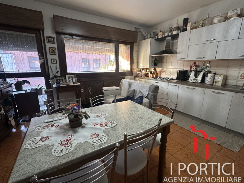 PAESE – Mini appartamento con ampia mansarda e garage. 

In zona centrale e comoda ai servizi, pr...