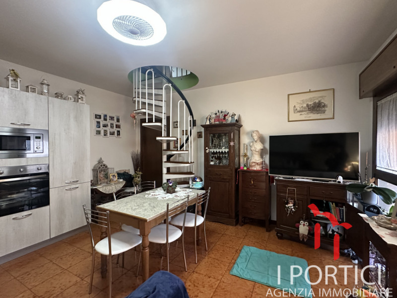 PAESE – Mini appartamento con ampia mansarda e garage. 

In zona centrale e comoda ai servizi, pr...