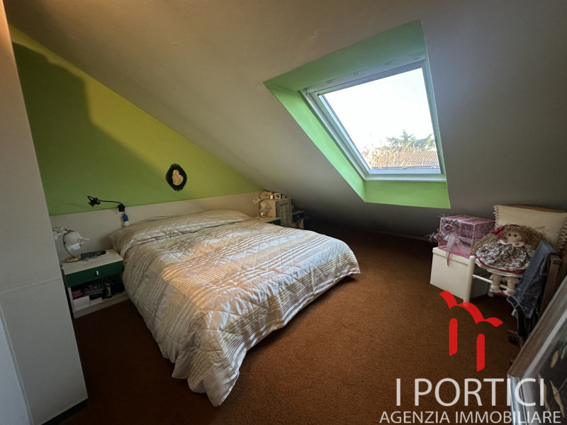 PAESE – Mini appartamento con ampia mansarda e garage. 

In zona centrale e comoda ai servizi, pr...