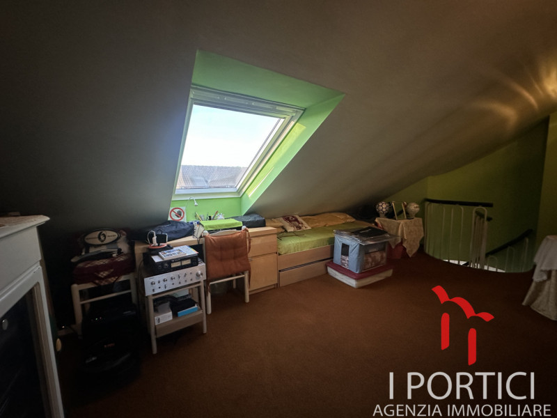 PAESE – Mini appartamento con ampia mansarda e garage. 

In zona centrale e comoda ai servizi, pr...