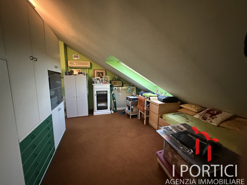 PAESE – Mini appartamento con ampia mansarda e garage. 

In zona centrale e comoda ai servizi, pr...