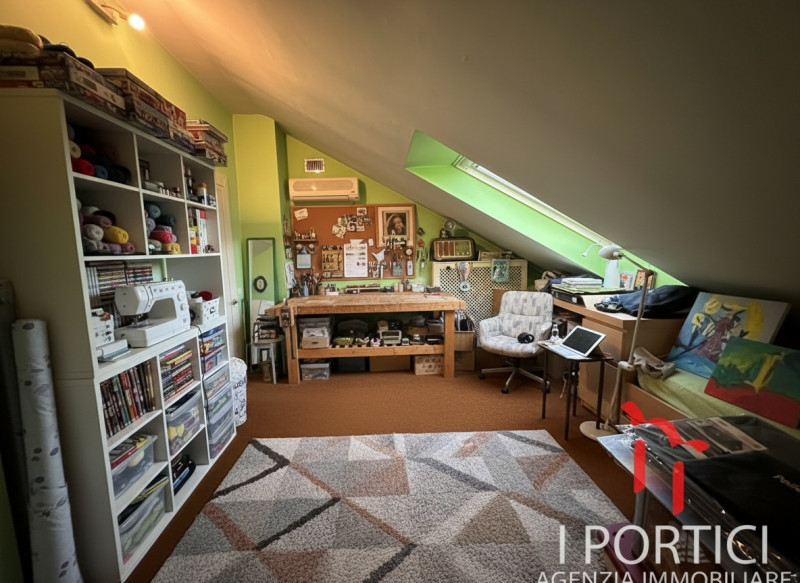 PAESE – Mini appartamento con ampia mansarda e garage. 

In zona centrale e comoda ai servizi, pr...