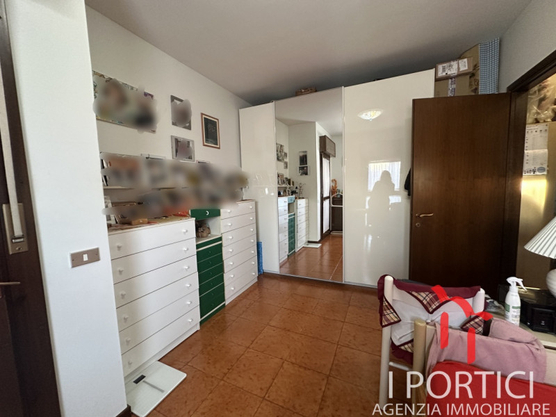 PAESE – Mini appartamento con ampia mansarda e garage. 

In zona centrale e comoda ai servizi, pr...