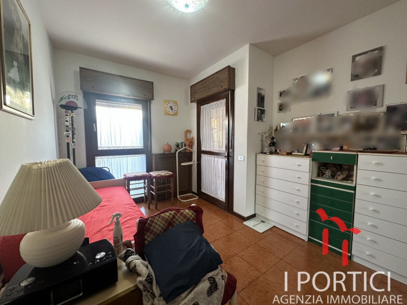 PAESE – Mini appartamento con ampia mansarda e garage. 

In zona centrale e comoda ai servizi, pr...