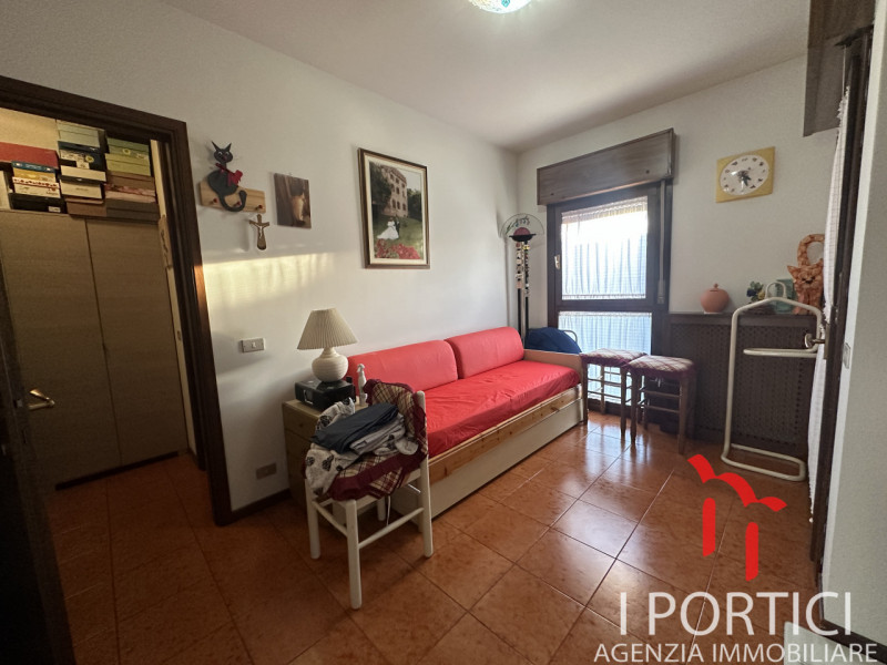 PAESE – Mini appartamento con ampia mansarda e garage. 

In zona centrale e comoda ai servizi, pr...