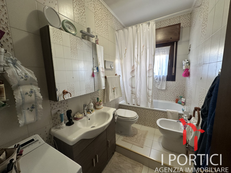 PAESE – Mini appartamento con ampia mansarda e garage. 

In zona centrale e comoda ai servizi, pr...