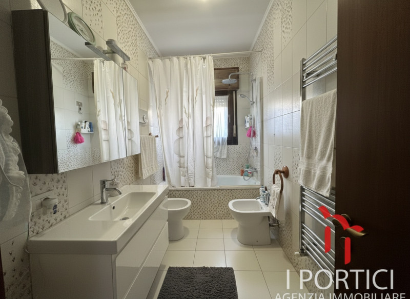 PAESE – Mini appartamento con ampia mansarda e garage. 

In zona centrale e comoda ai servizi, pr...