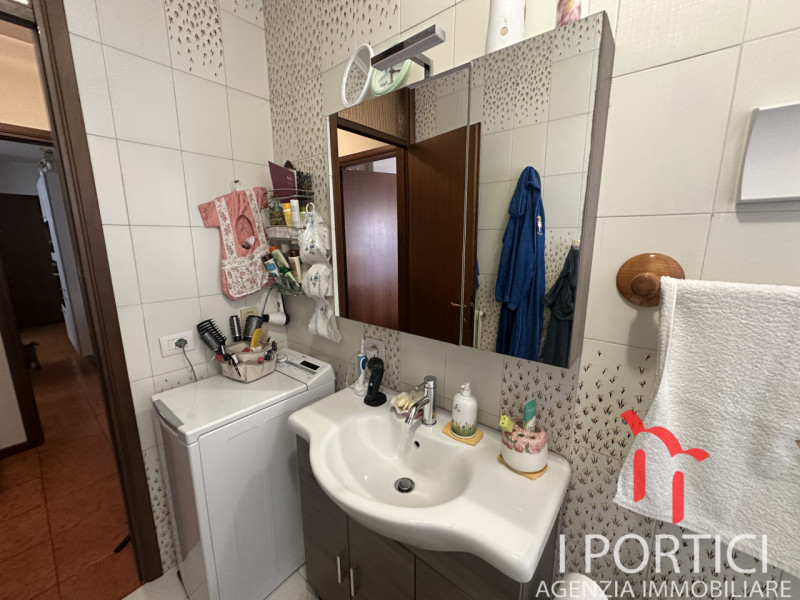 PAESE – Mini appartamento con ampia mansarda e garage. 

In zona centrale e comoda ai servizi, pr...