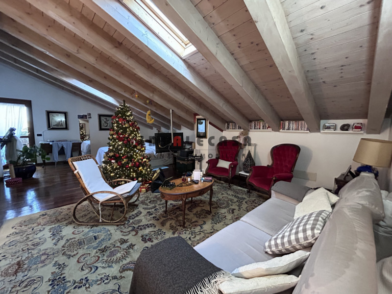 RIF: FR024 PADOVA - VIGONZA Proponiamo in vendita appartamento duplex al primo ed ultimo piano su...