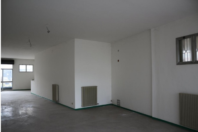 A.Q. 34

Vendesi all'asta negozio in data 21 gennaio 2026

Negozio al piano terra con ampio magaz...