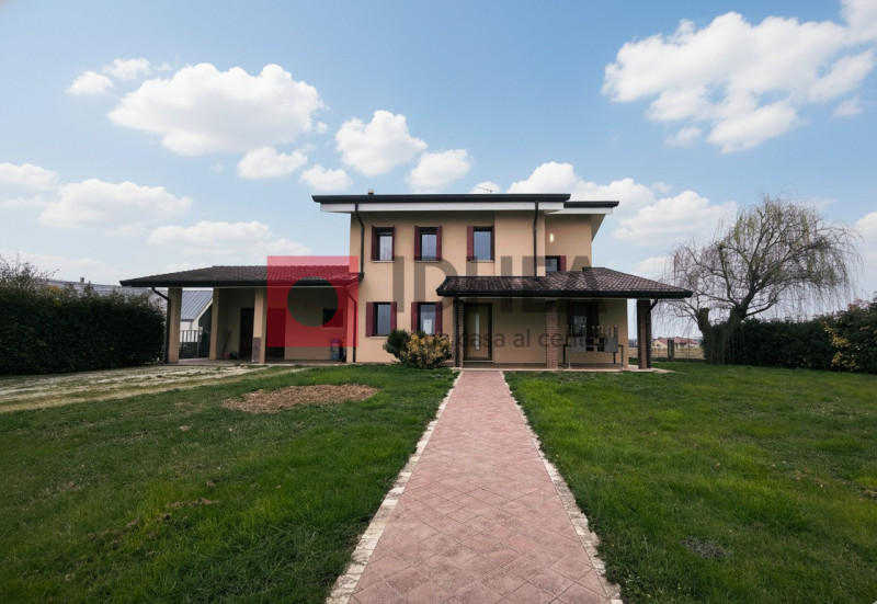 RONCADE
RIFERIMENTO "URA1"

A Roncade, in tranquilla zona residenziale immersa nel verde, ma a du...