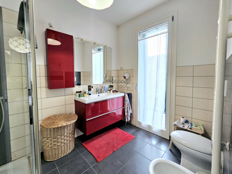 A Este, in zona Meggiaro, proponiamo in vendita moderno appartamento al secondo piano, situato al...