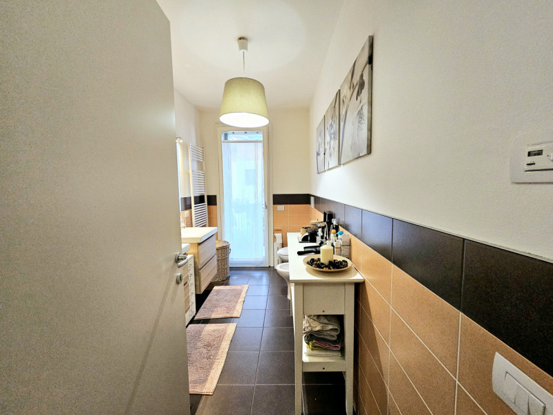 A Este, in zona Meggiaro, proponiamo in vendita moderno appartamento al secondo piano, situato al...