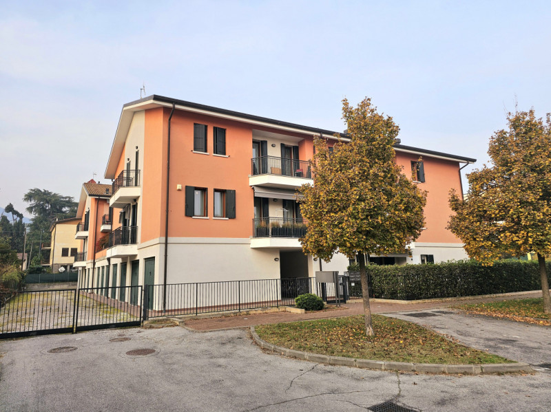 A Este, in zona Meggiaro, proponiamo in vendita moderno appartamento al secondo piano, situato al...