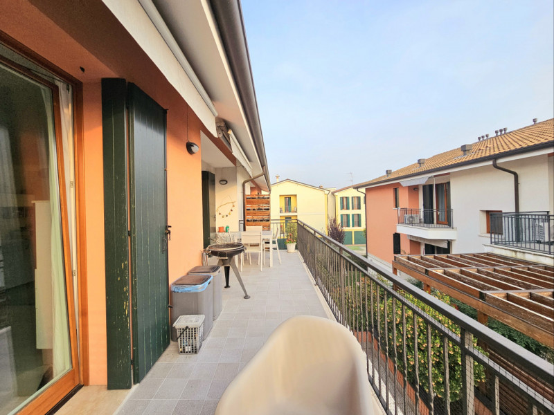 A Este, in zona Meggiaro, proponiamo in vendita moderno appartamento al secondo piano, situato al...