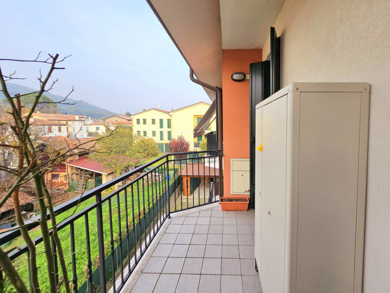 A Este, in zona Meggiaro, proponiamo in vendita moderno appartamento al secondo piano, situato al...