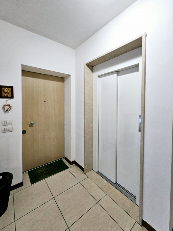 A Este, in zona Meggiaro, proponiamo in vendita moderno appartamento al secondo piano, situato al...