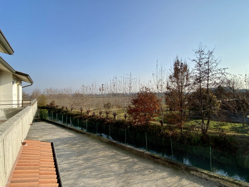 In una palazzina di sole 3 unità abitative, proponiamo in vendita un midi appartamento posto al p...