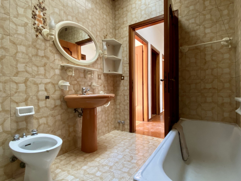 In una palazzina di sole 3 unità abitative, proponiamo in vendita un midi appartamento posto al p...