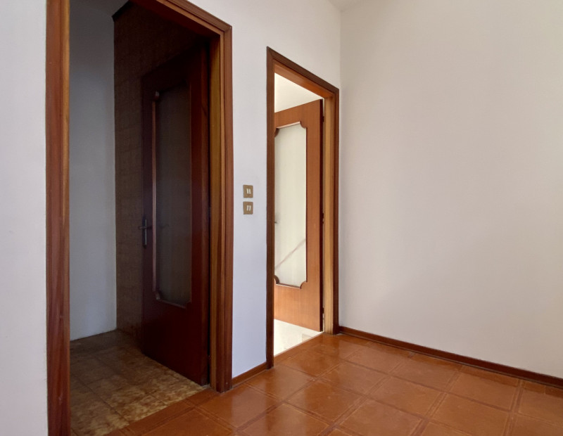 In una palazzina di sole 3 unità abitative, proponiamo in vendita un midi appartamento posto al p...