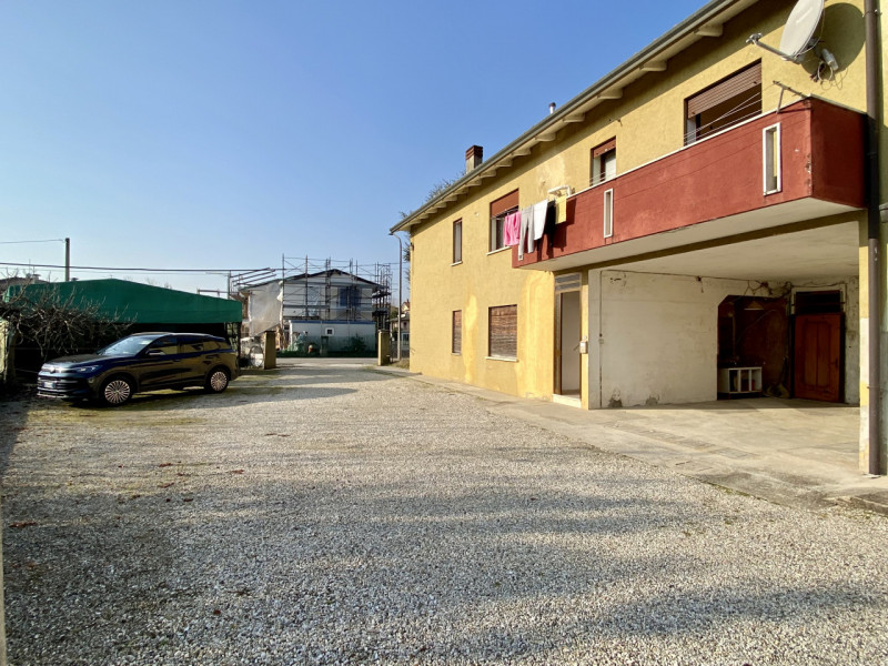 In una palazzina di sole 3 unità abitative, proponiamo in vendita un midi appartamento posto al p...