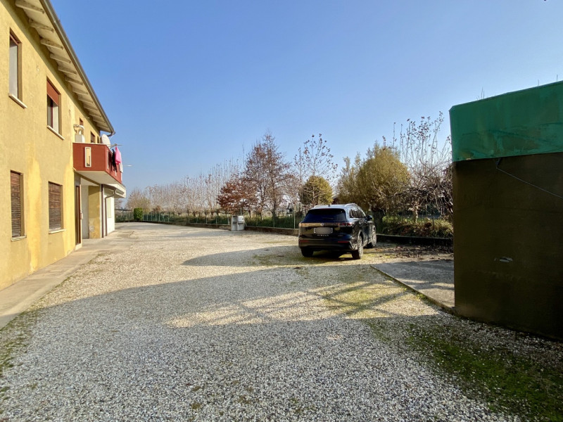 In una palazzina di sole 3 unità abitative, proponiamo in vendita un midi appartamento posto al p...