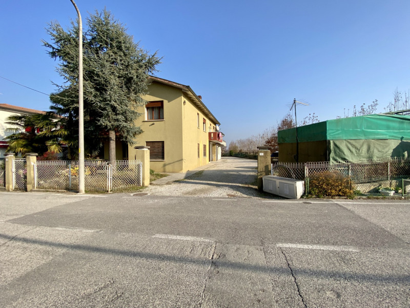 In una palazzina di sole 3 unità abitative, proponiamo in vendita un midi appartamento posto al p...