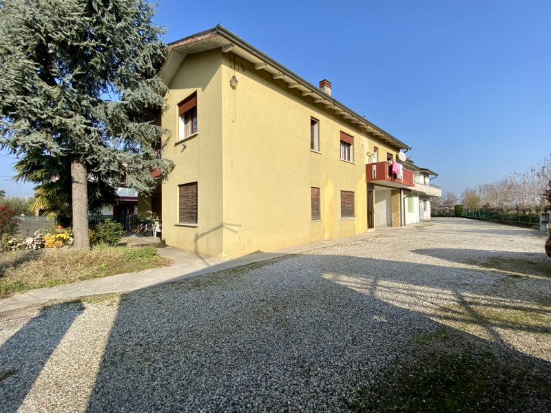 In una palazzina di sole 3 unità abitative, proponiamo in vendita un midi appartamento posto al p...