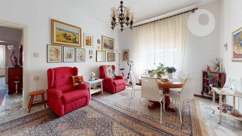 In tranquillo contesto residenziale, comodo a tutti i principali servizi e a breve distanza dal c...