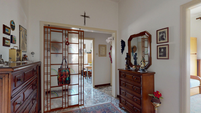 In tranquillo contesto residenziale, comodo a tutti i principali servizi e a breve distanza dal c...