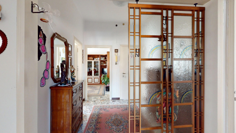 In tranquillo contesto residenziale, comodo a tutti i principali servizi e a breve distanza dal c...