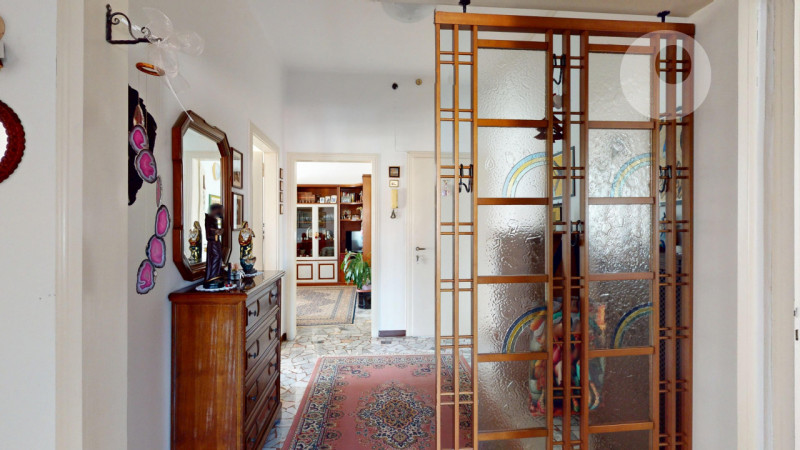 In tranquillo contesto residenziale, comodo a tutti i principali servizi e a breve distanza dal c...