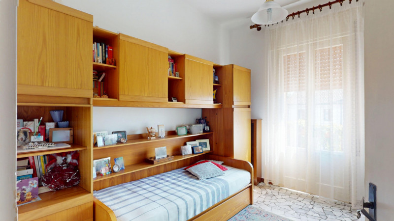 In tranquillo contesto residenziale, comodo a tutti i principali servizi e a breve distanza dal c...