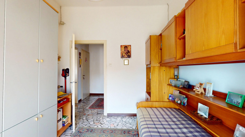 In tranquillo contesto residenziale, comodo a tutti i principali servizi e a breve distanza dal c...