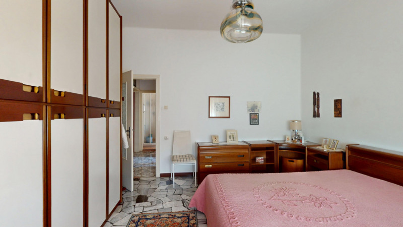 In tranquillo contesto residenziale, comodo a tutti i principali servizi e a breve distanza dal c...