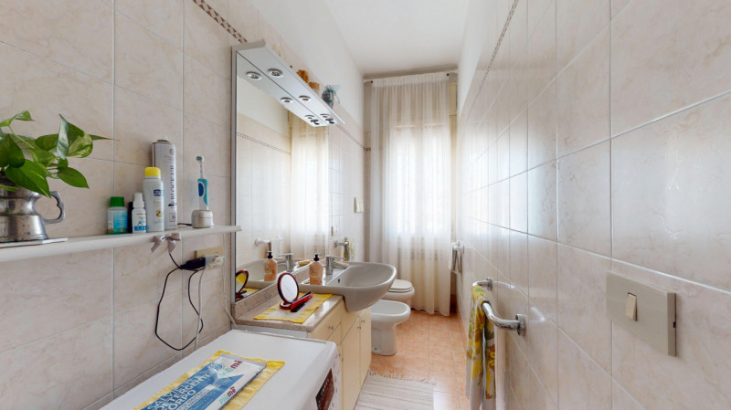 In tranquillo contesto residenziale, comodo a tutti i principali servizi e a breve distanza dal c...