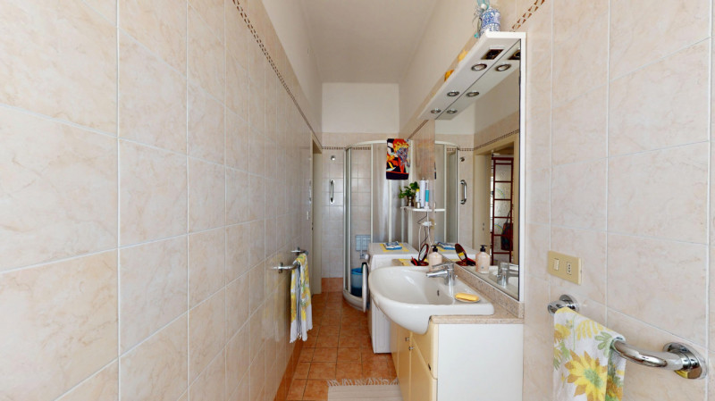 In tranquillo contesto residenziale, comodo a tutti i principali servizi e a breve distanza dal c...