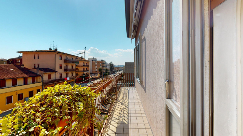 In tranquillo contesto residenziale, comodo a tutti i principali servizi e a breve distanza dal c...