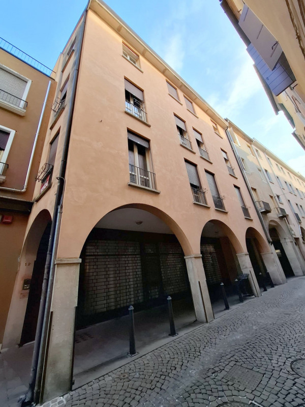 PIAZZE – 2 CAMERE PER INVESTIMENTO €.265.000

Nel cuore pulsante della storica città di Padova, a...