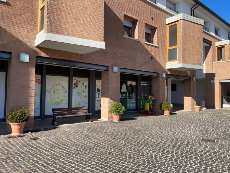 Scopri questa straordinaria opportunità commerciale situata nel centro di Crespignaga, una frazio...