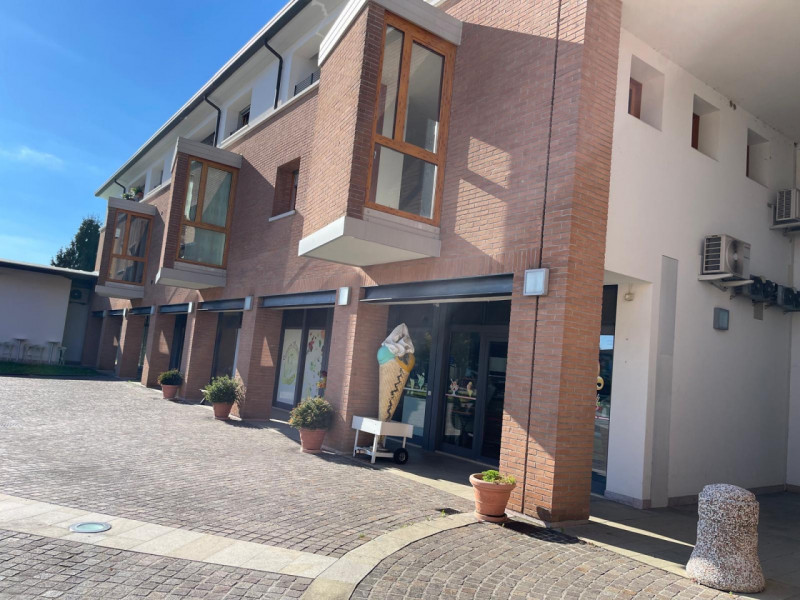 Scopri questa straordinaria opportunità commerciale situata nel centro di Crespignaga, una frazio...