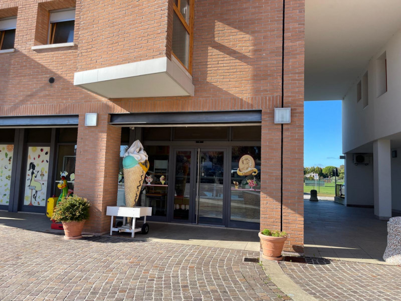 Scopri questa straordinaria opportunità commerciale situata nel centro di Crespignaga, una frazio...