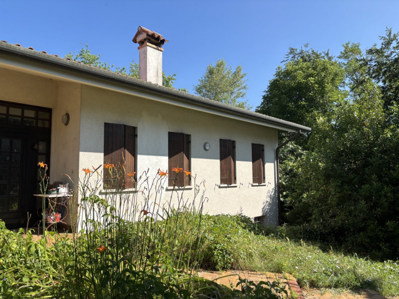 Nel cuore di Maser, proponiamo in vendita una rara opportunità: casa singola terratetto immersa n...