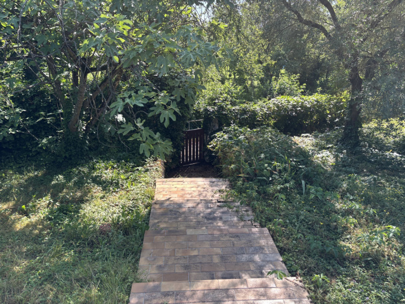 Nel cuore di Maser, proponiamo in vendita una rara opportunità: casa singola terratetto immersa n...