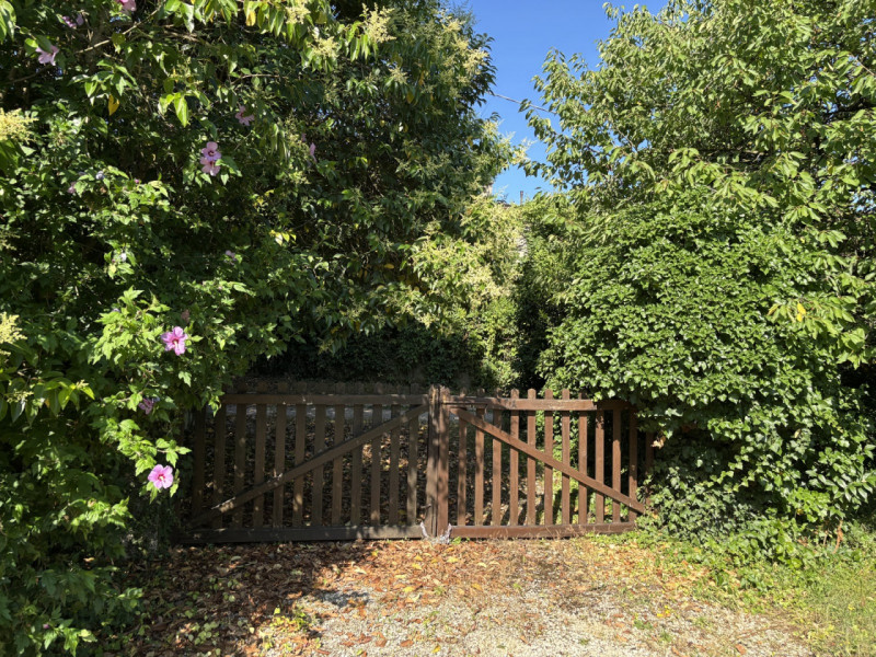 Nel cuore di Maser, proponiamo in vendita una rara opportunità: casa singola terratetto immersa n...