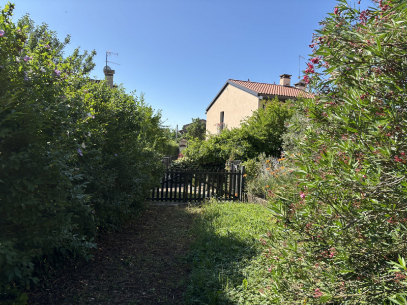 Nel cuore di Maser, proponiamo in vendita una rara opportunità: casa singola terratetto immersa n...