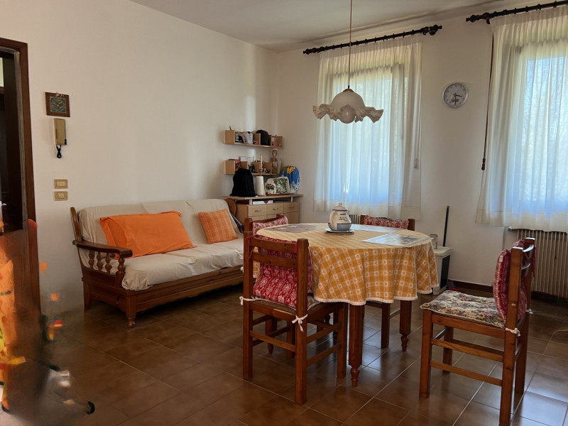 Nel cuore di Maser, proponiamo in vendita una rara opportunità: casa singola terratetto immersa n...