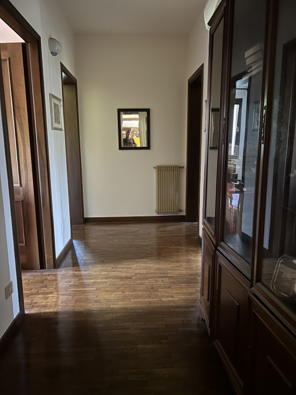 Nel cuore di Maser, proponiamo in vendita una rara opportunità: casa singola terratetto immersa n...